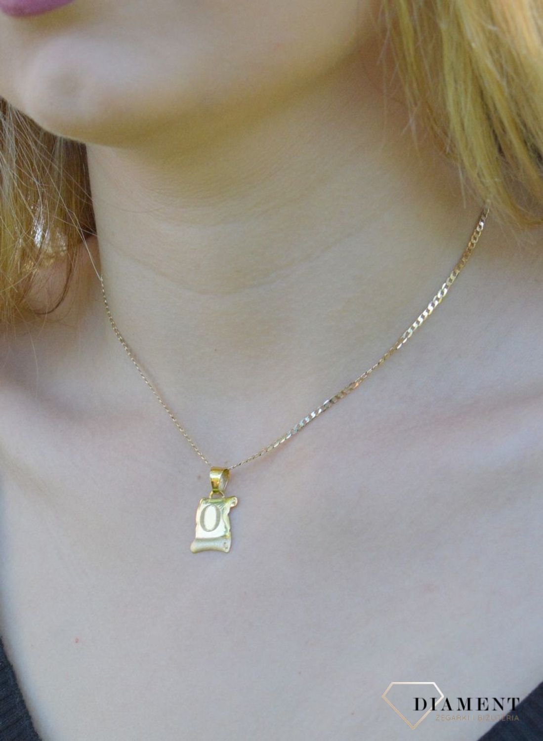 Złota zawieszka literka O na papirusie Literka O. Wisiorek został wykonany z najwyższej jakości złota próby 585  na papirusie. Złoto to jeden z najpopularniejszych kruszców, cenione przez kobiety na całym świecie i często wyko.jpg